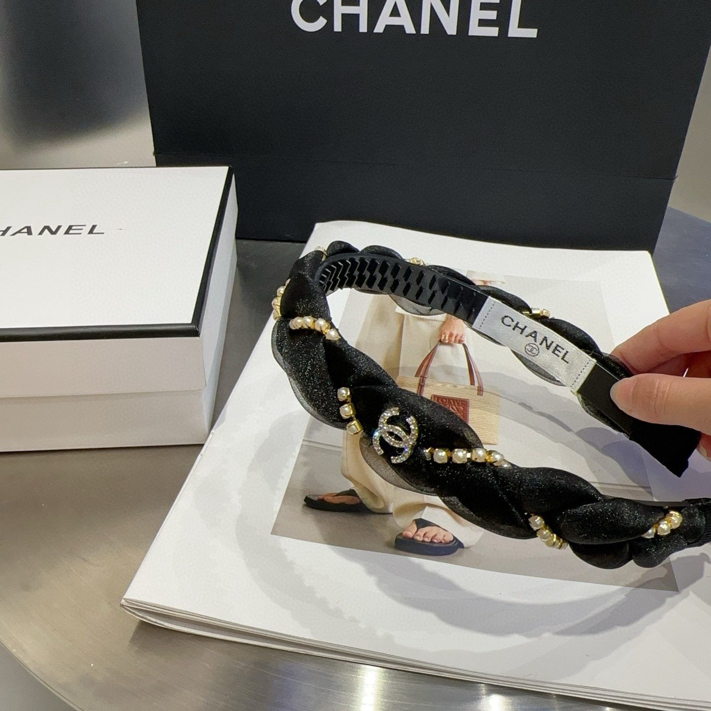 🎁配包装盒Chanel (香奈儿)最新小香珍珠发箍。简单实用，时尚潮流。非常好看！小仙女必备…