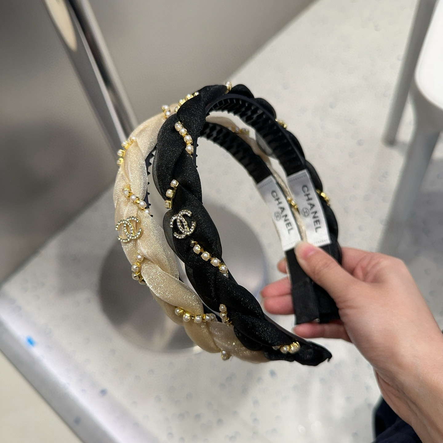 🎁配包装盒Chanel (香奈儿)最新小香珍珠发箍。简单实用，时尚潮流。非常好看！小仙女必备…