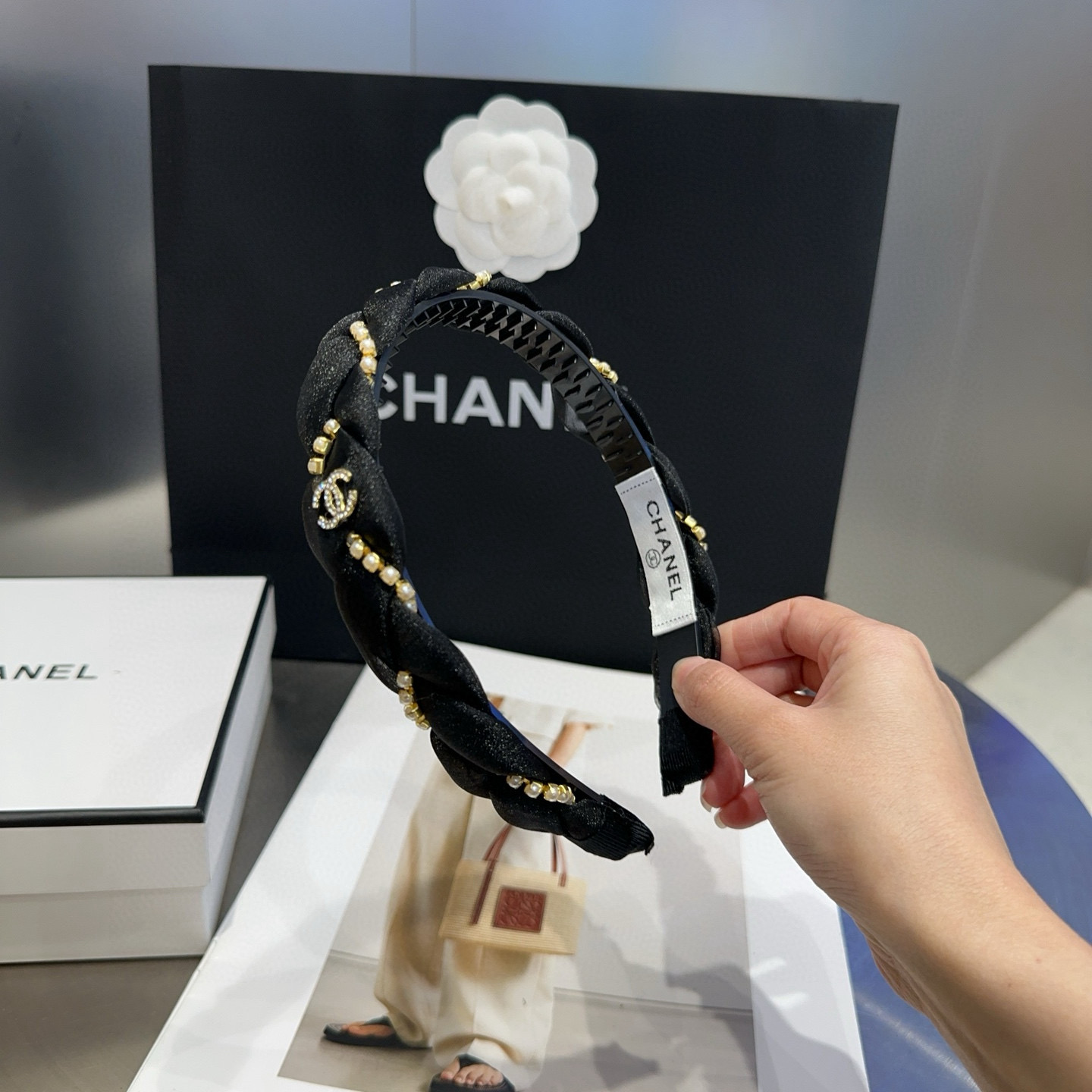 🎁配包装盒Chanel (香奈儿)最新小香珍珠发箍。简单实用，时尚潮流。非常好看！小仙女必备…