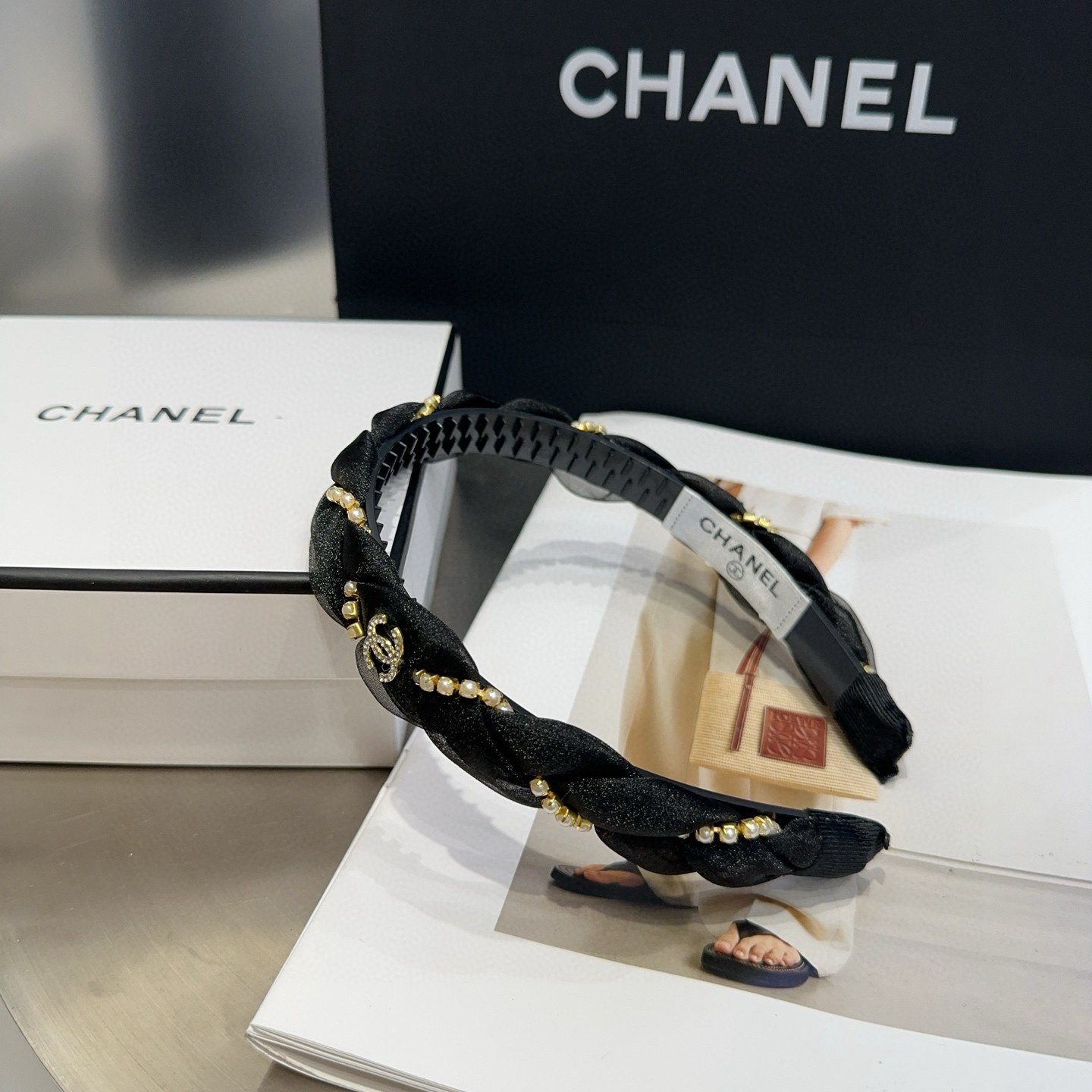 🎁配包装盒Chanel (香奈儿)最新小香珍珠发箍。简单实用，时尚潮流。非常好看！小仙女必备…