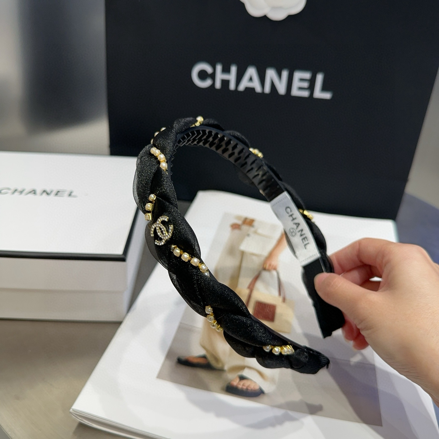 🎁配包装盒Chanel (香奈儿)最新小香珍珠发箍。简单实用，时尚潮流。非常好看！小仙女必备…
