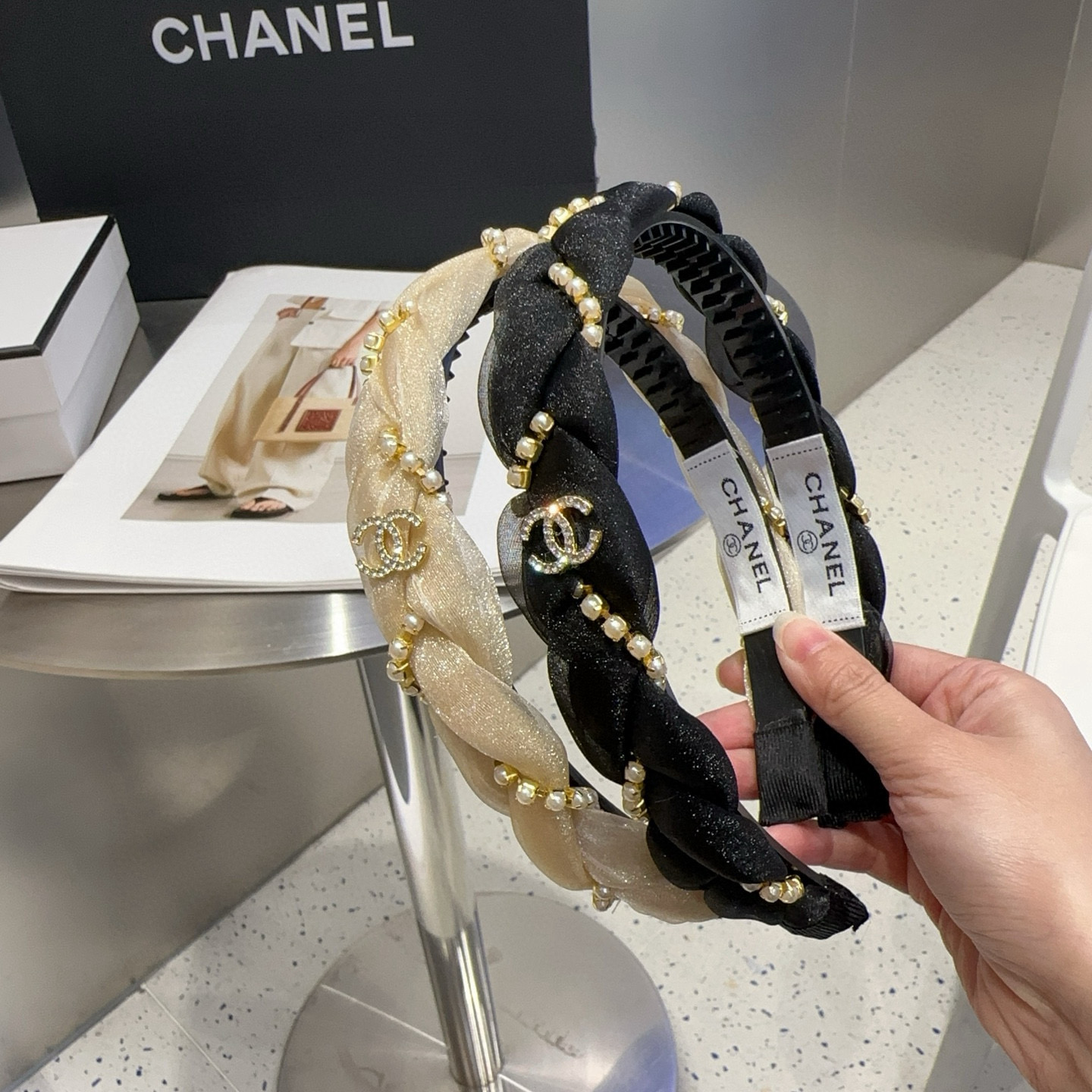 🎁配包装盒Chanel (香奈儿)最新小香珍珠发箍。简单实用，时尚潮流。非常好看！小仙女必备…