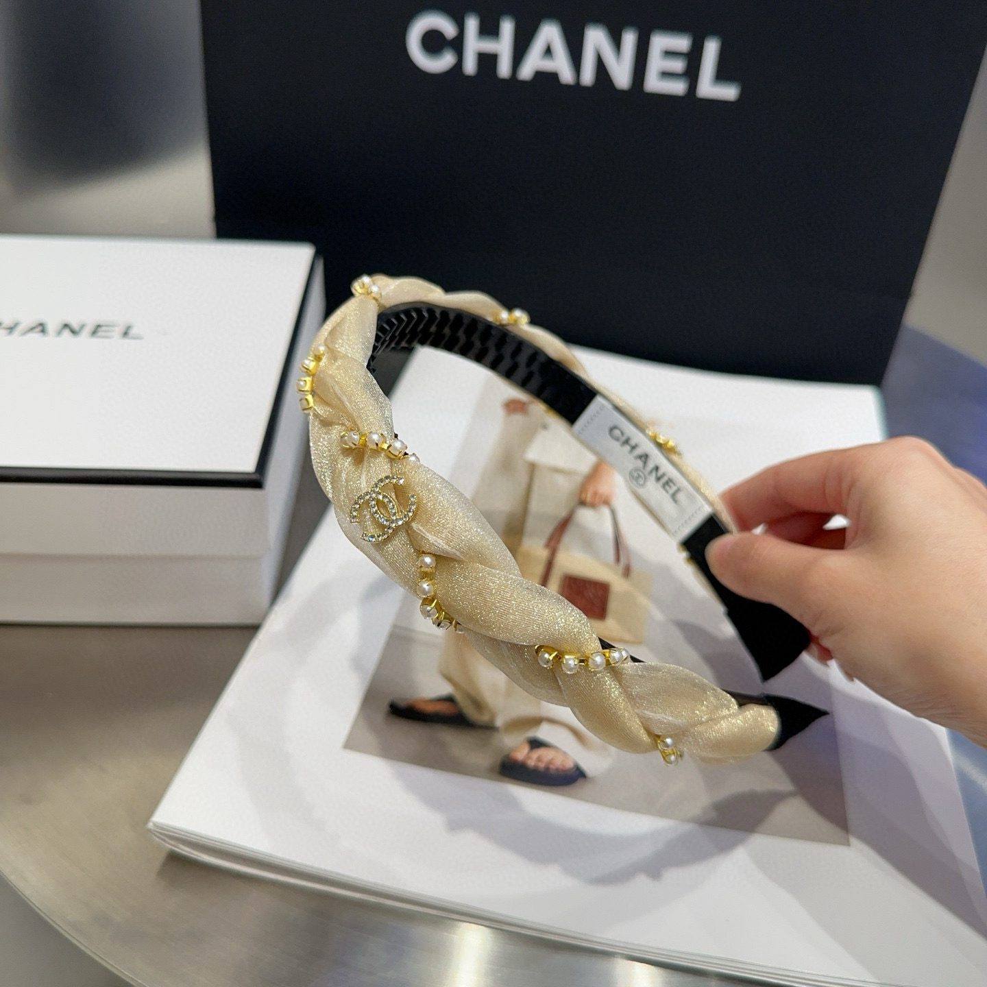 🎁配包装盒Chanel (香奈儿)最新小香珍珠发箍。简单实用，时尚潮流。非常好看！小仙女必备…