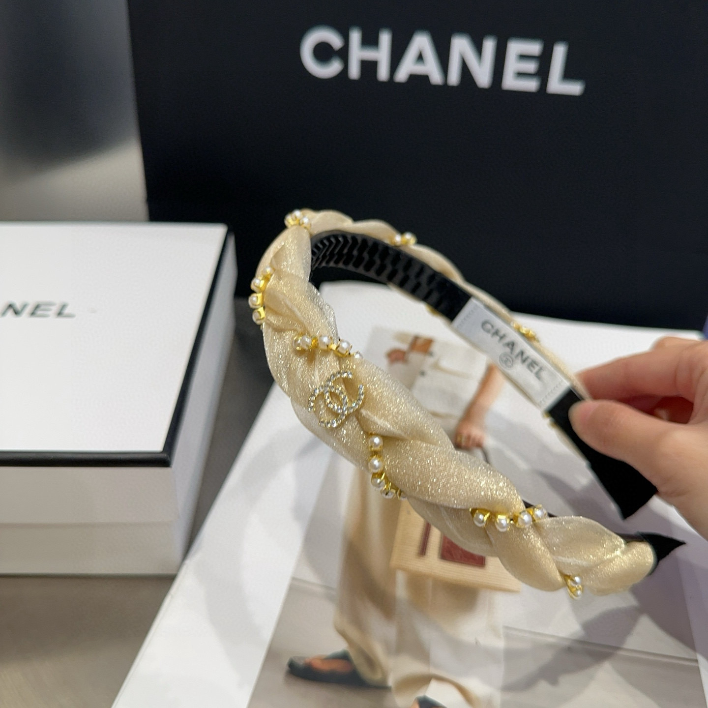 🎁配包装盒Chanel (香奈儿)最新小香珍珠发箍。简单实用，时尚潮流。非常好看！小仙女必备…