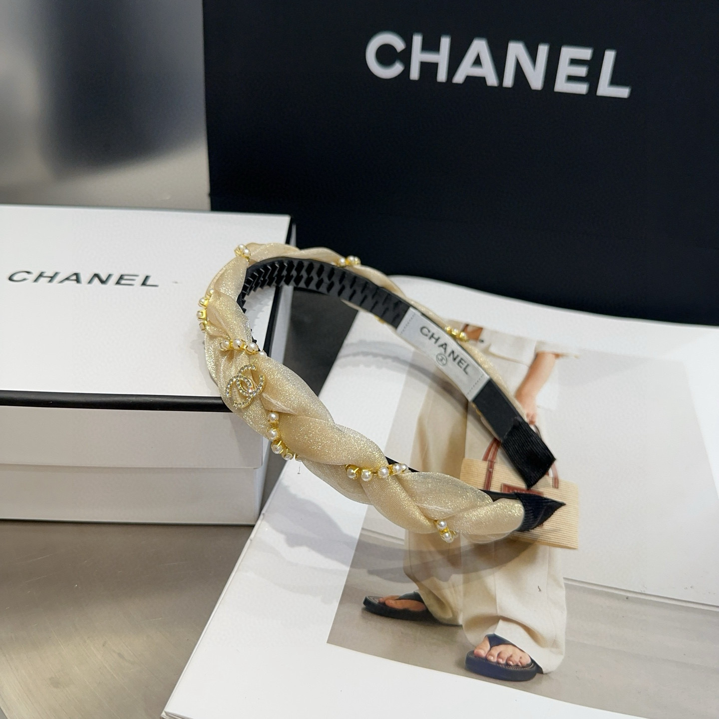 🎁配包装盒Chanel (香奈儿)最新小香珍珠发箍。简单实用，时尚潮流。非常好看！小仙女必备…