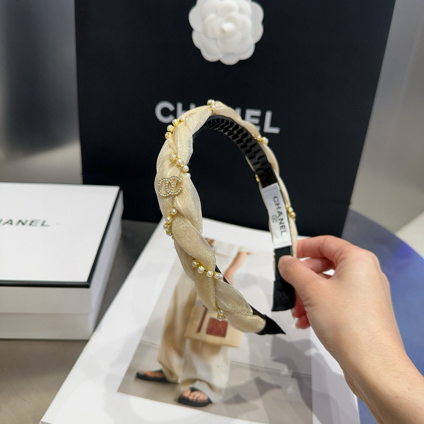 🎁配包装盒Chanel (香奈儿)最新小香珍珠发箍。简单实用，时尚潮流。非常好看！小仙女必备…