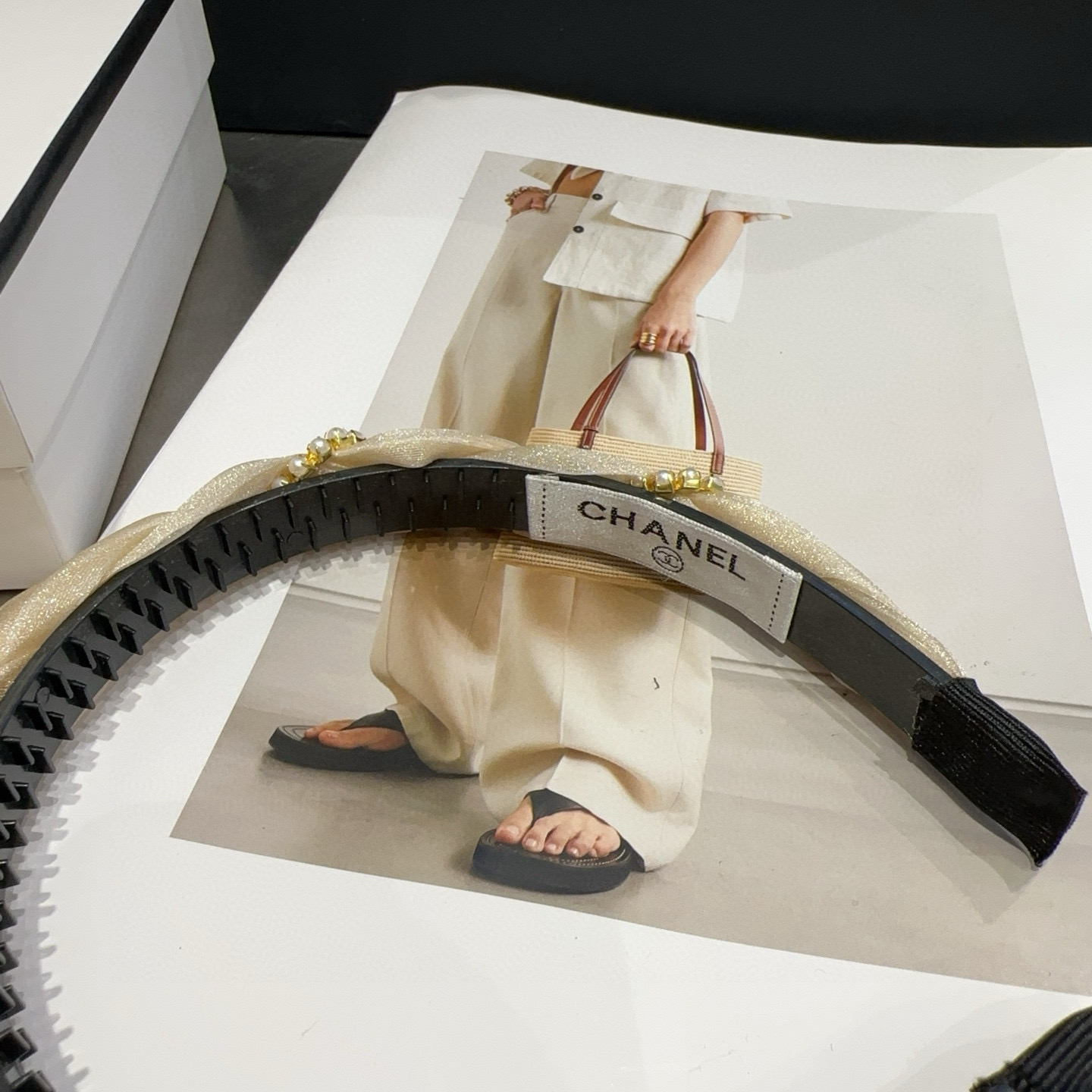 🎁配包装盒Chanel (香奈儿)最新小香珍珠发箍。简单实用，时尚潮流。非常好看！小仙女必备…