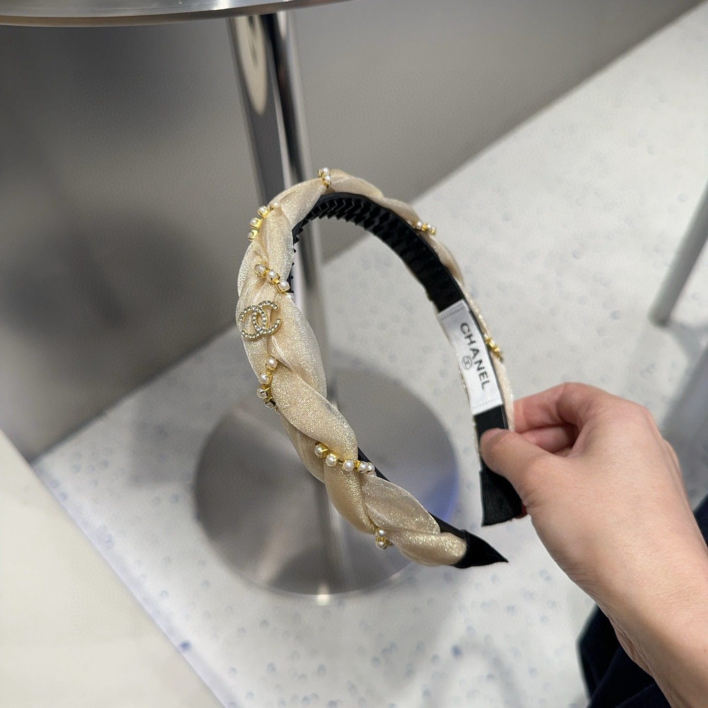🎁配包装盒Chanel (香奈儿)最新小香珍珠发箍。简单实用，时尚潮流。非常好看！小仙女必备…