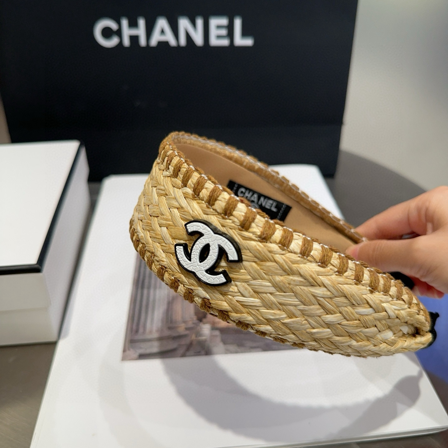 🎁配包装盒Chanel (香奈儿)最新款小香草编发箍，超级好看！名媛范儿十足，小仙女必备…