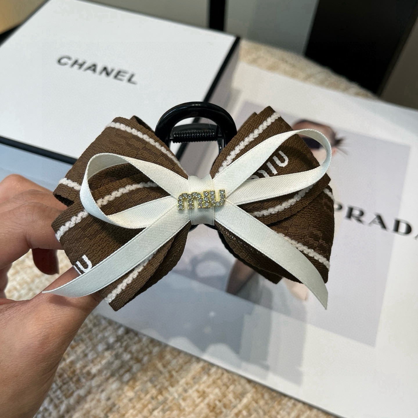 🎁配包装盒miumiu新款抓夹，时尚潮流．简单优雅，实用百搭，值得入手！