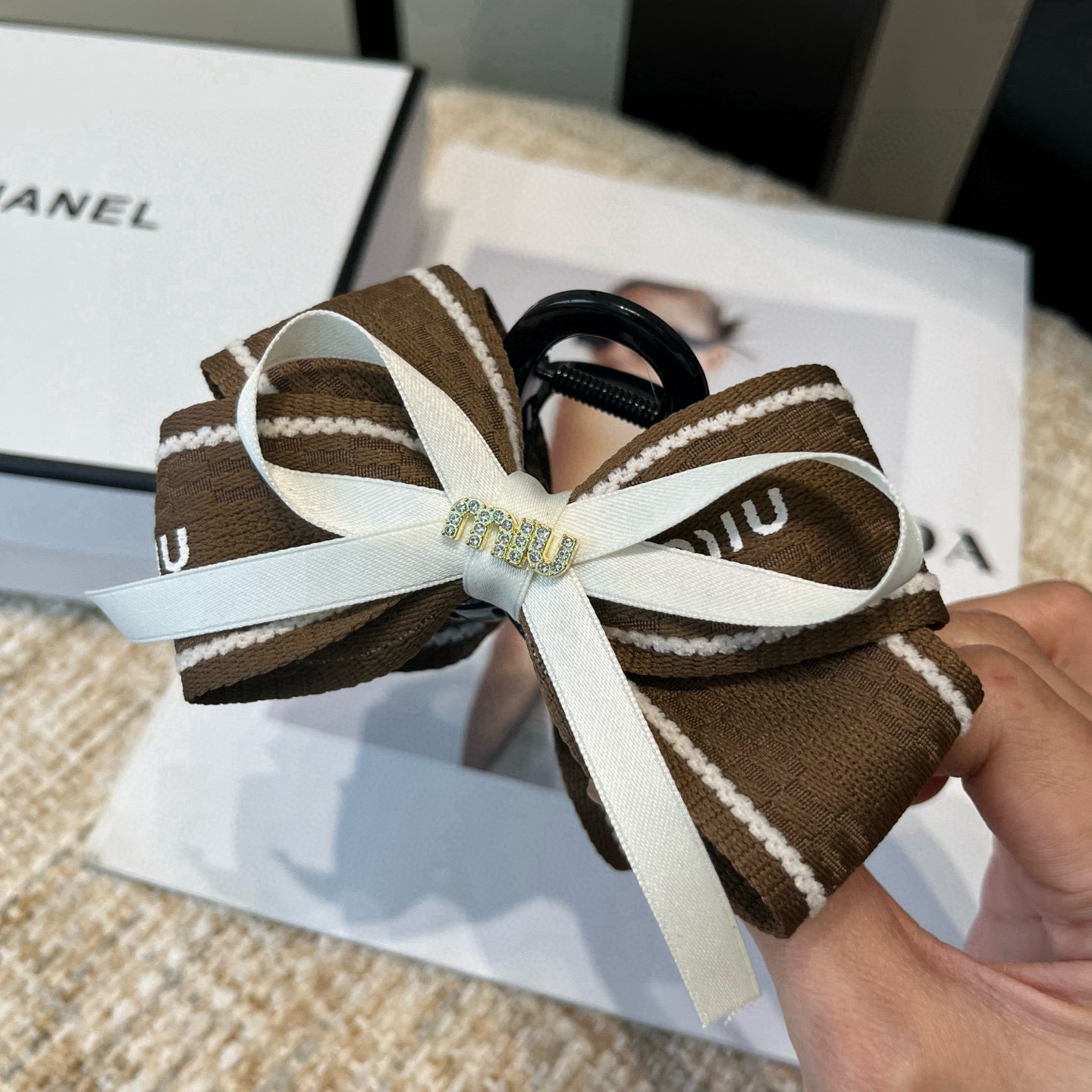 🎁配包装盒miumiu新款抓夹，时尚潮流．简单优雅，实用百搭，值得入手！