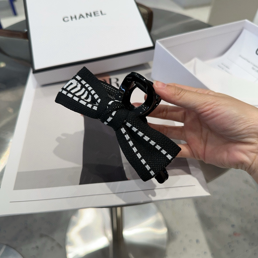 🎁配包装盒miumiu新款字母抓夹，时尚潮流．简单优雅，实用百搭，值得入手！