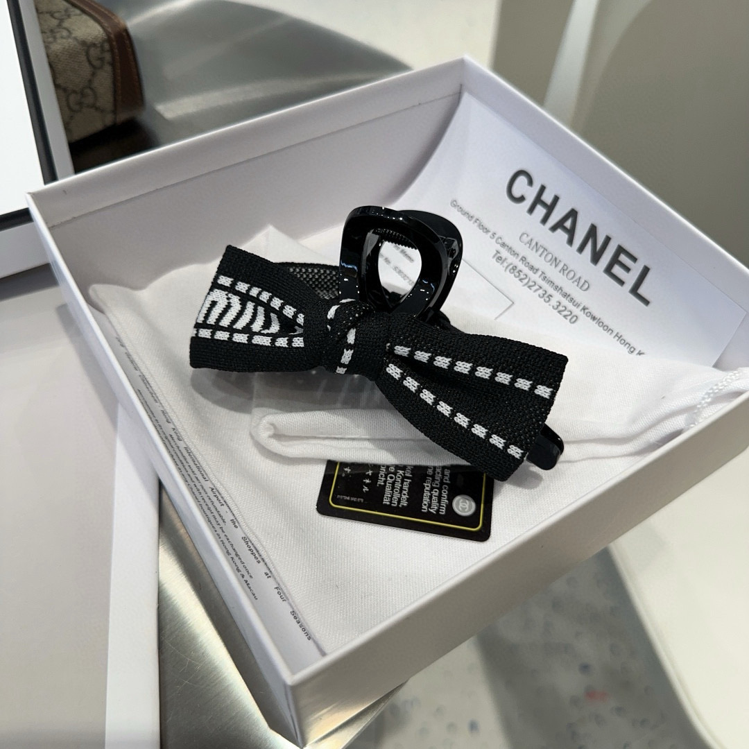 🎁配包装盒miumiu新款字母抓夹，时尚潮流．简单优雅，实用百搭，值得入手！