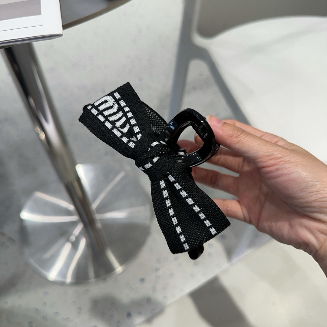 🎁配包装盒miumiu新款字母抓夹，时尚潮流．简单优雅，实用百搭，值得入手！