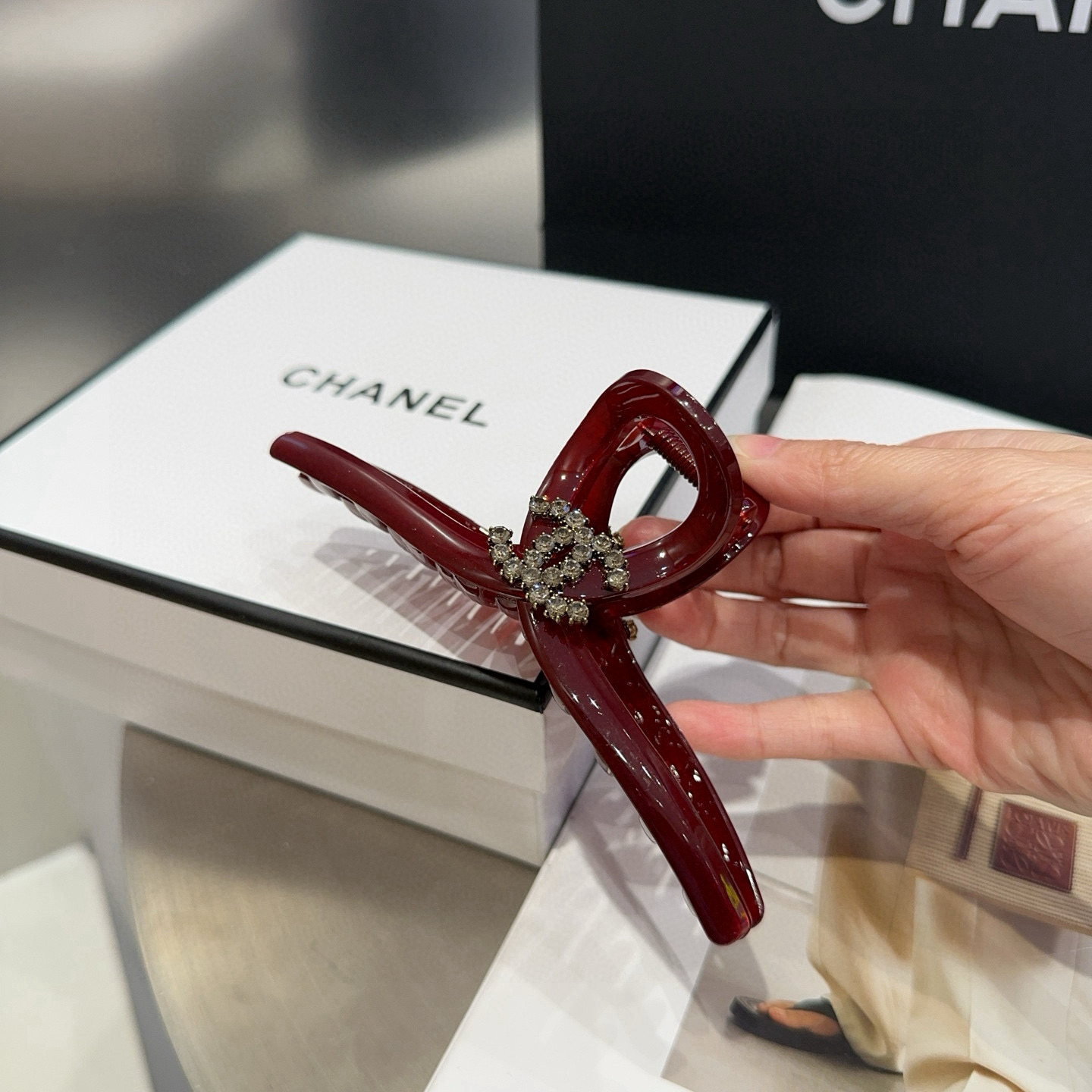 🎁配包装盒Chanel (香奈儿)最新款小香安多拉钻石抓夹，超级好看！名媛范儿十足，小仙女必备…