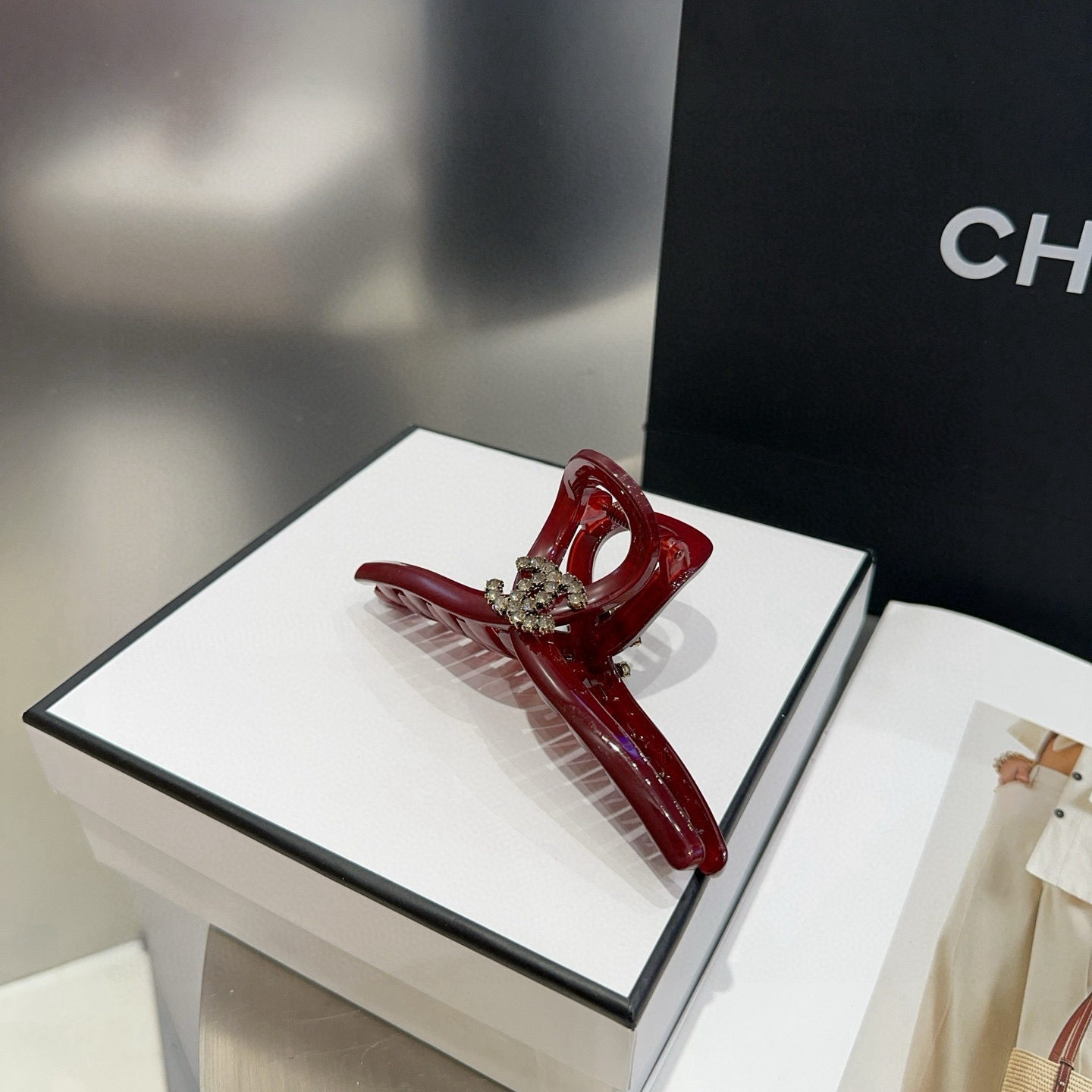 🎁配包装盒Chanel (香奈儿)最新款小香安多拉钻石抓夹，超级好看！名媛范儿十足，小仙女必备…