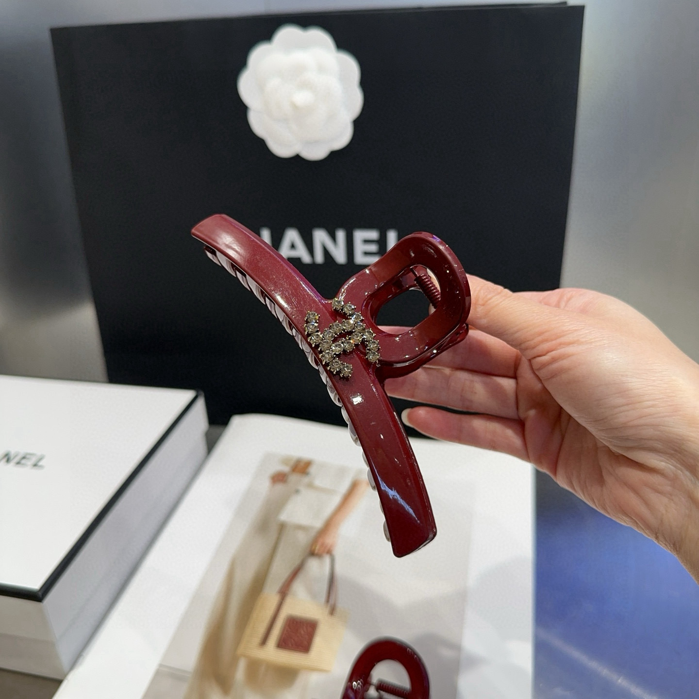 🎁配包装盒Chanel (香奈儿)最新款小香安多拉钻石抓夹，超级好看！名媛范儿十足，小仙女必备…