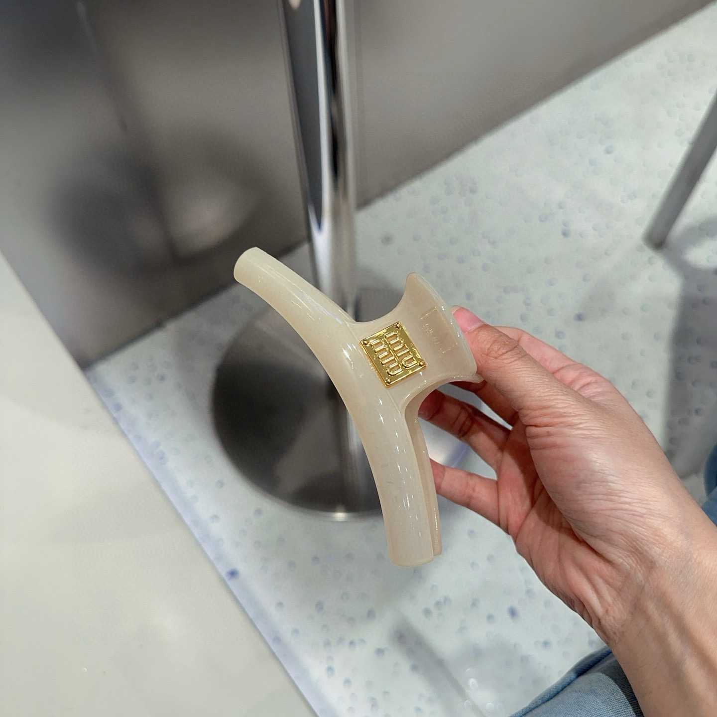 🎁配包装盒miumiu新款糖果色抓夹，时尚潮流．简单优雅，实用百搭，值得入手！