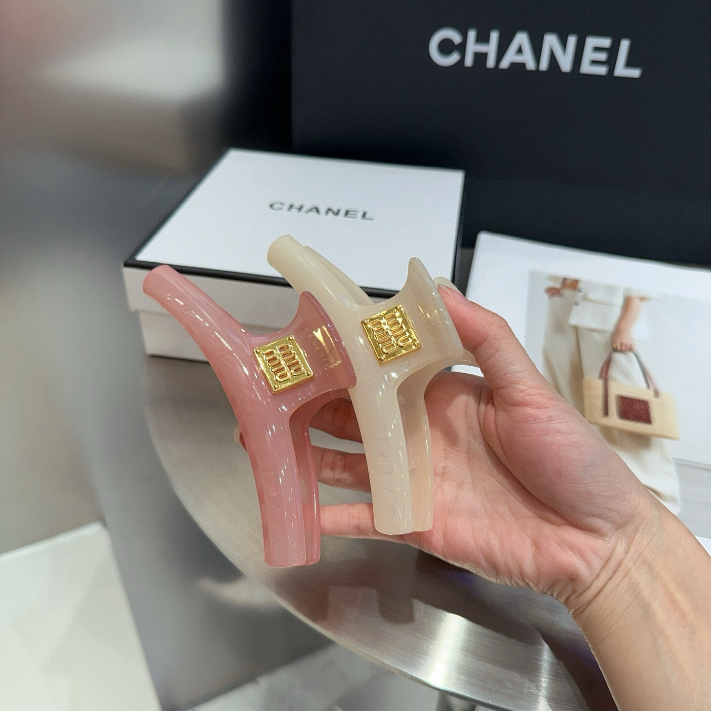 🎁配包装盒miumiu新款糖果色抓夹，时尚潮流．简单优雅，实用百搭，值得入手！