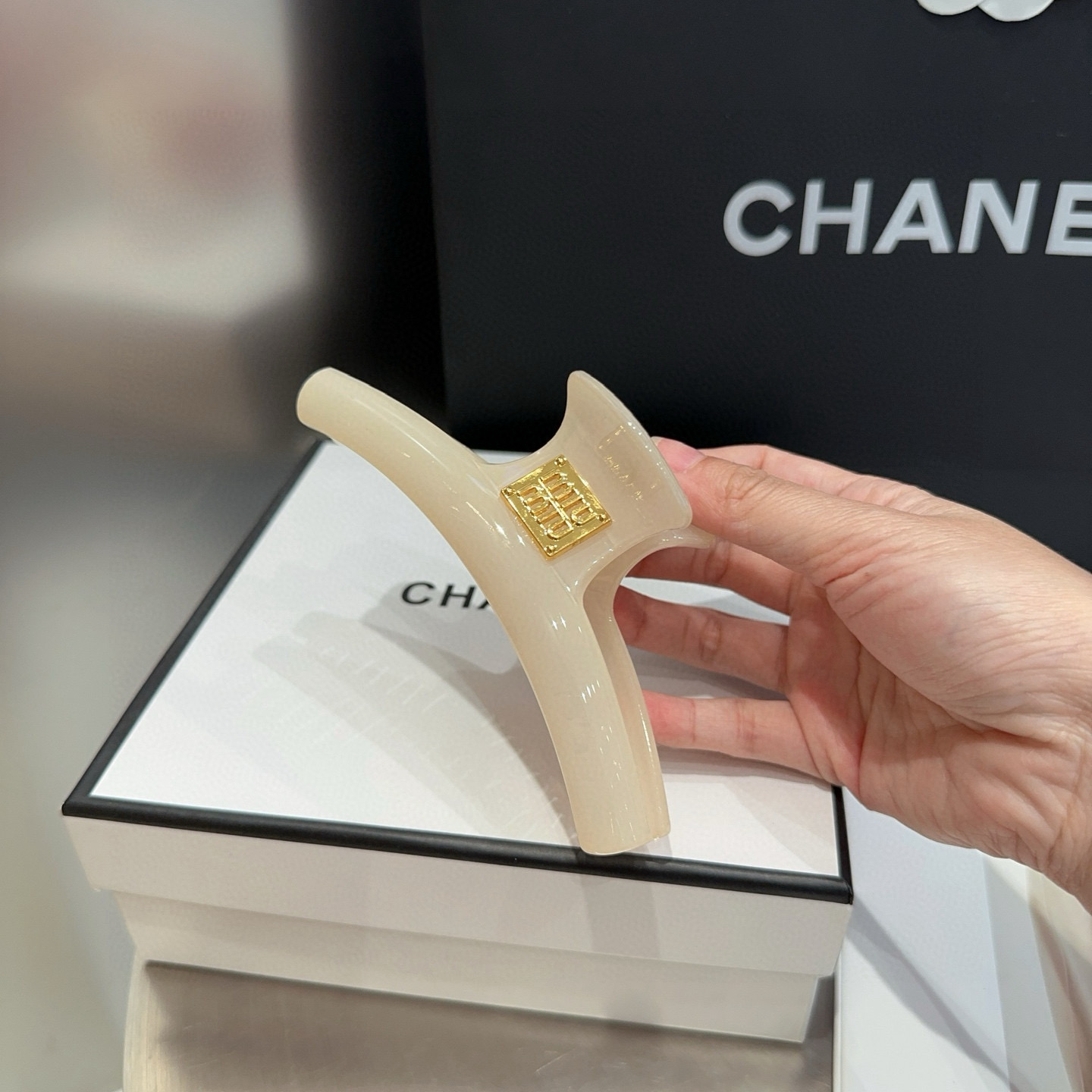 🎁配包装盒miumiu新款糖果色抓夹，时尚潮流．简单优雅，实用百搭，值得入手！