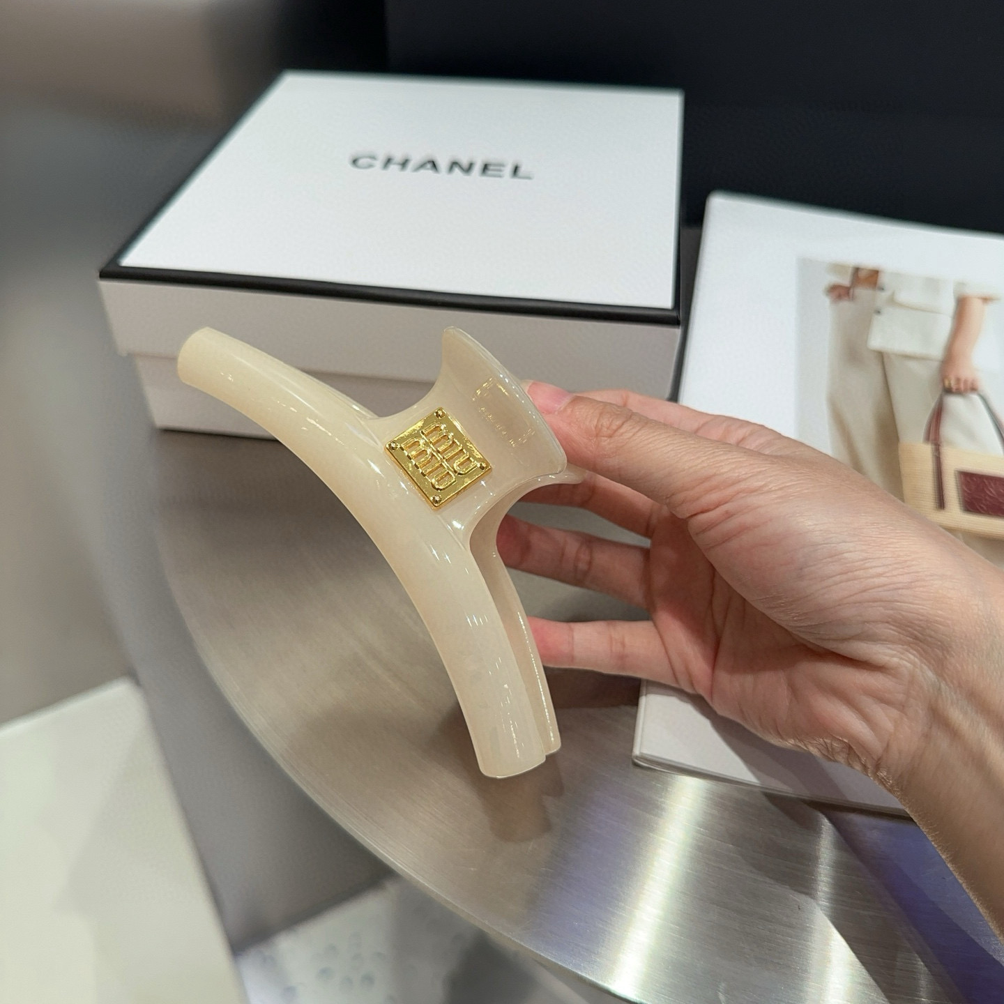 🎁配包装盒miumiu新款糖果色抓夹，时尚潮流．简单优雅，实用百搭，值得入手！