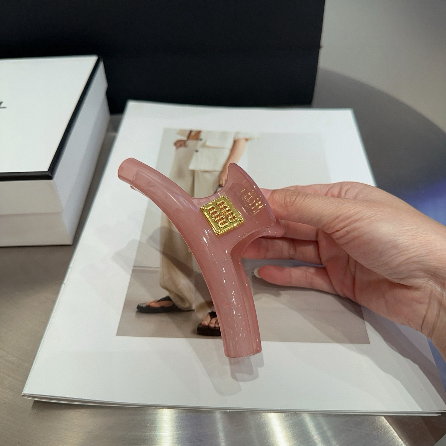 🎁配包装盒miumiu新款糖果色抓夹，时尚潮流．简单优雅，实用百搭，值得入手！