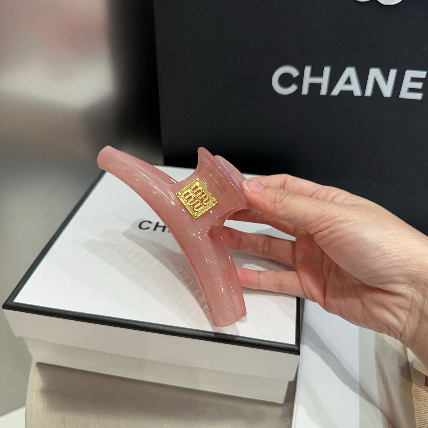 🎁配包装盒miumiu新款糖果色抓夹，时尚潮流．简单优雅，实用百搭，值得入手！