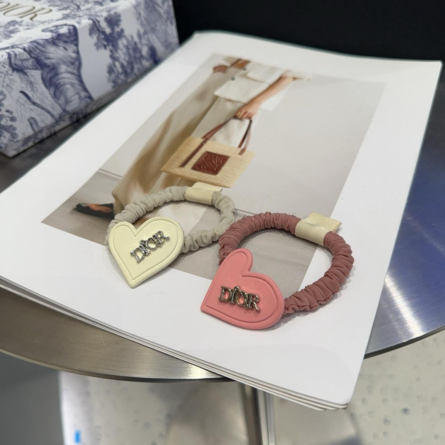 🎁配包装盒（单个）Dior（迪奥）新款CD发圈，简单实用 时尚潮流！小仙女必备…