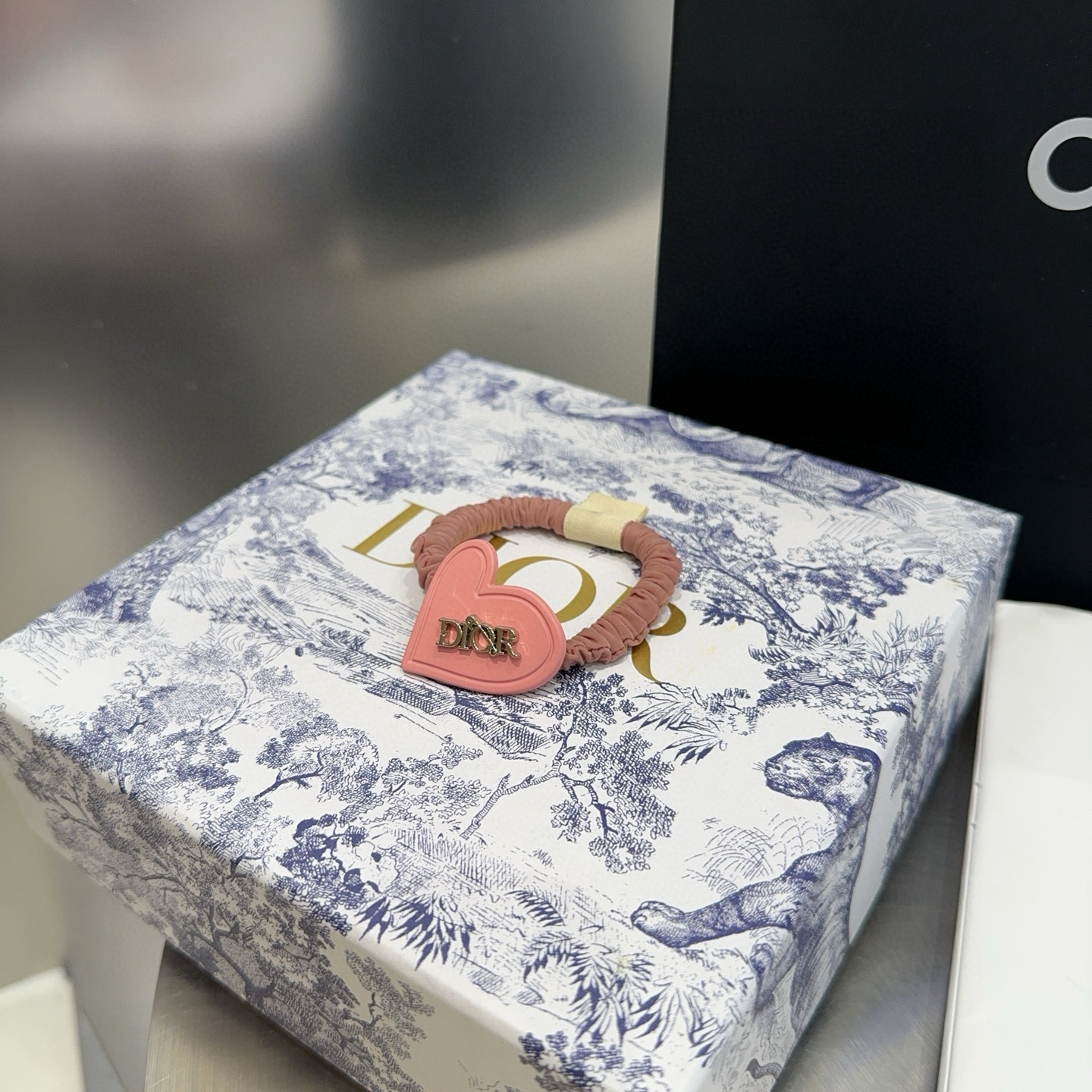🎁配包装盒（单个）Dior（迪奥）新款CD发圈，简单实用 时尚潮流！小仙女必备…