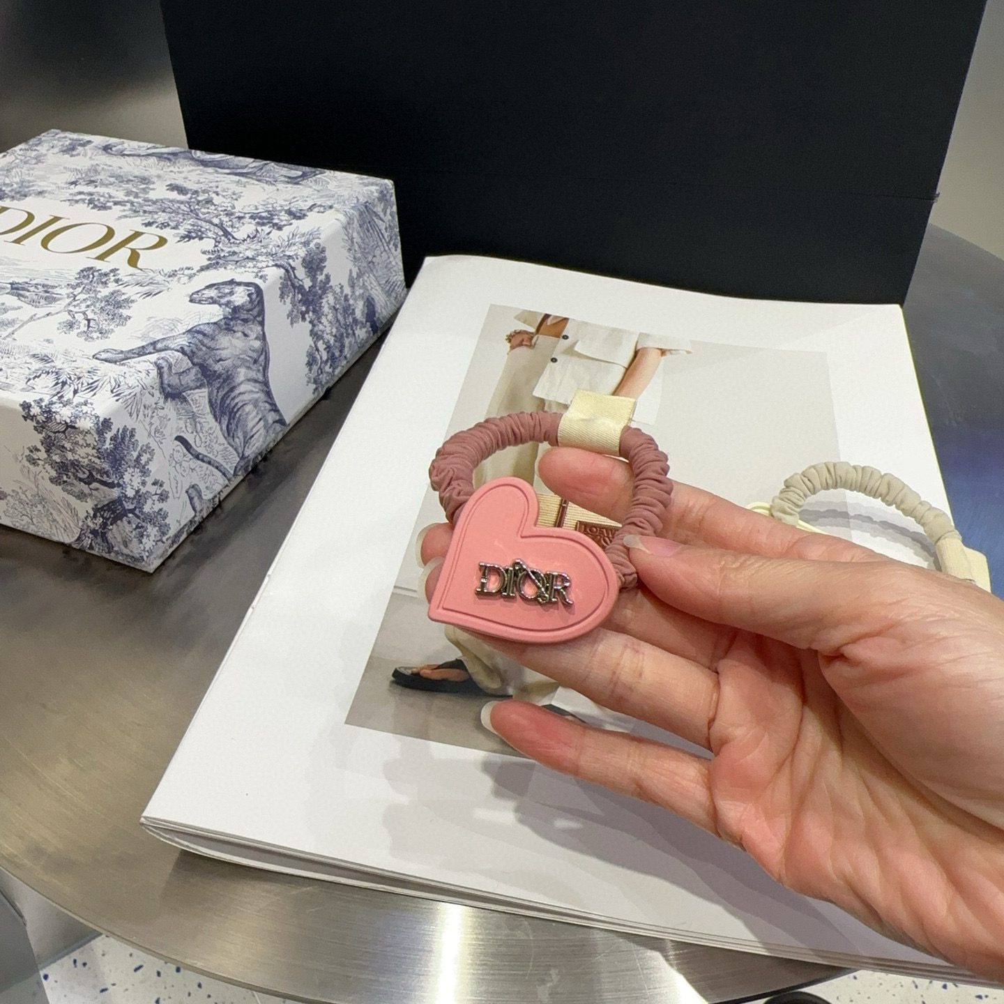 🎁配包装盒（单个）Dior（迪奥）新款CD发圈，简单实用 时尚潮流！小仙女必备…