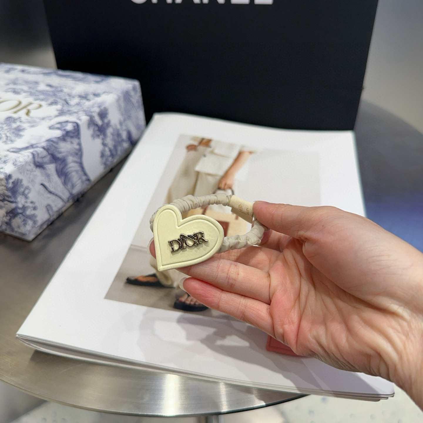 🎁配包装盒（单个）Dior（迪奥）新款CD发圈，简单实用 时尚潮流！小仙女必备…