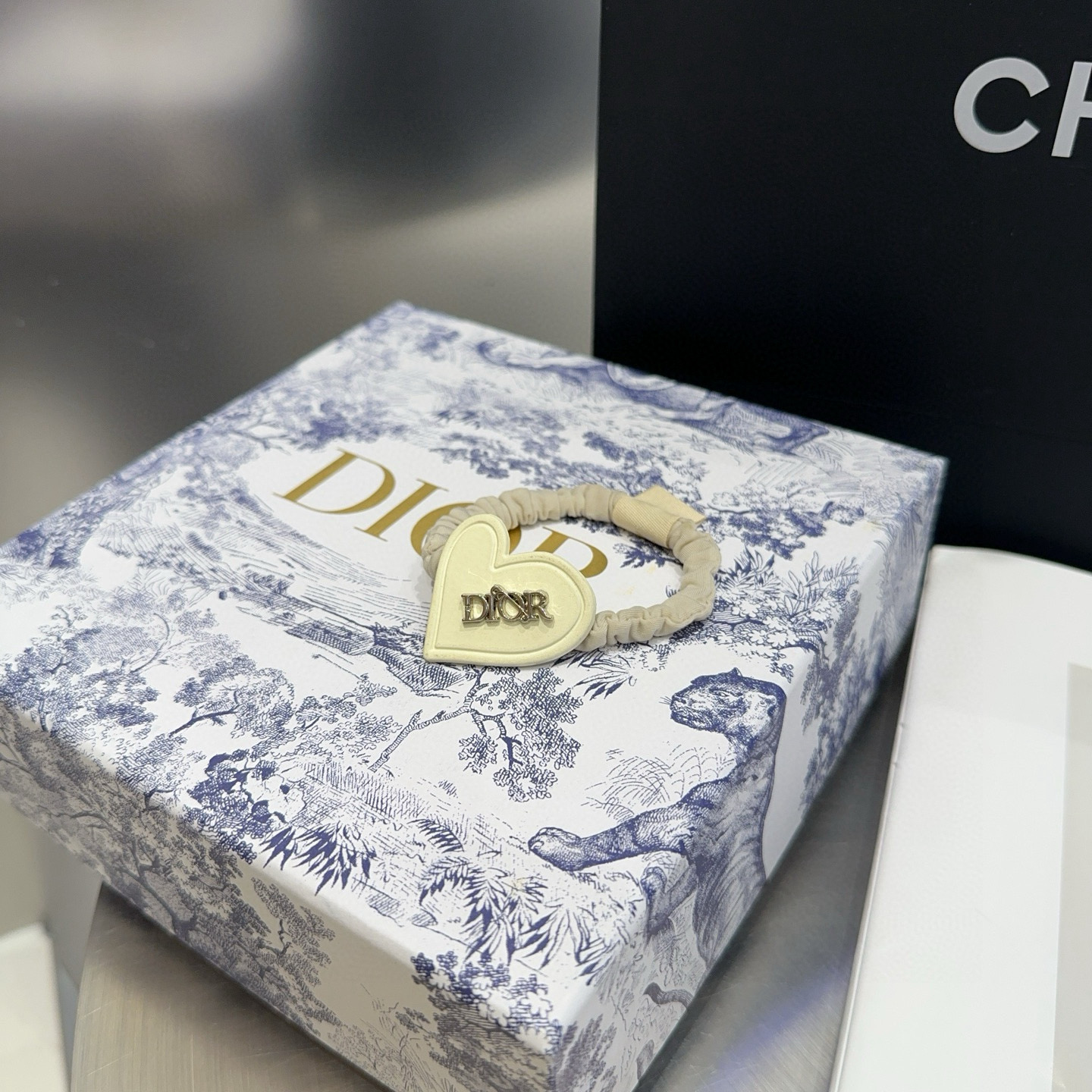 🎁配包装盒（单个）Dior（迪奥）新款CD发圈，简单实用 时尚潮流！小仙女必备…