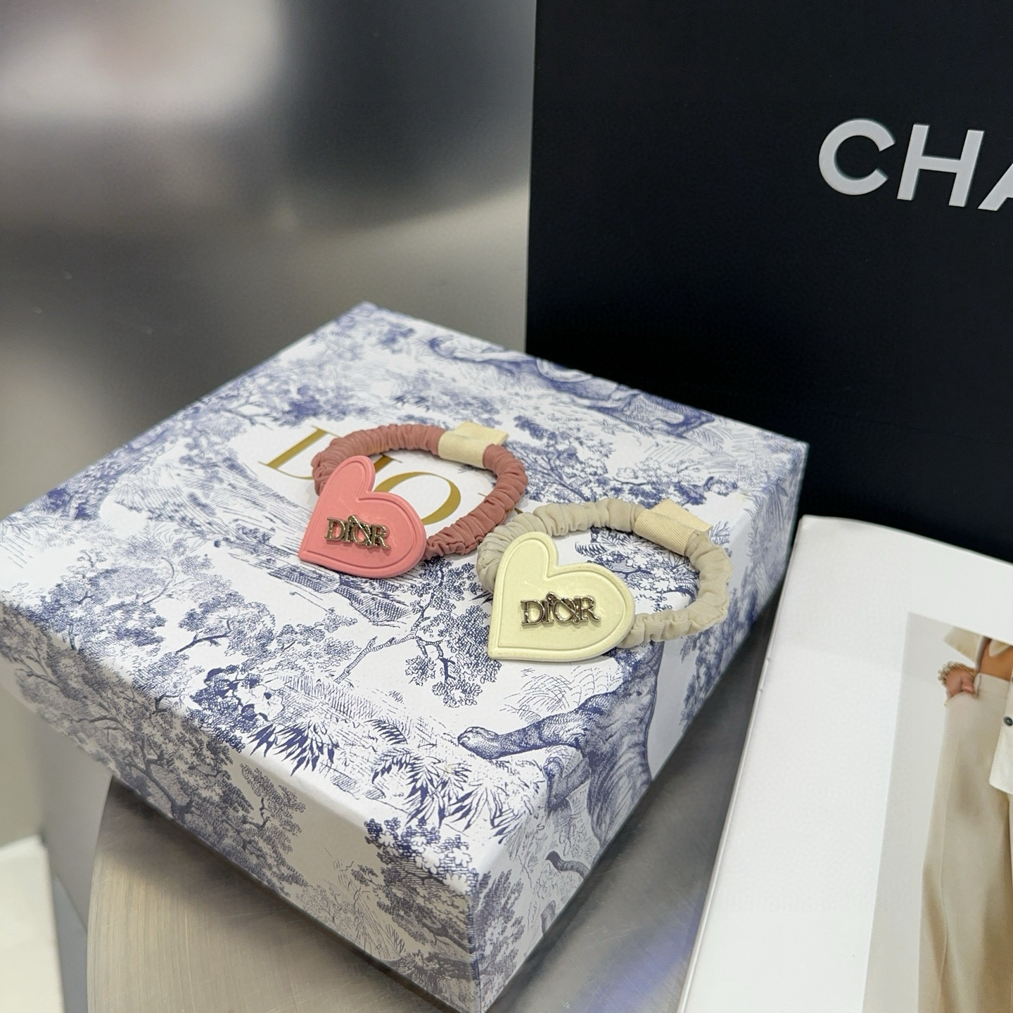 🎁配包装盒（单个）Dior（迪奥）新款CD发圈，简单实用 时尚潮流！小仙女必备…