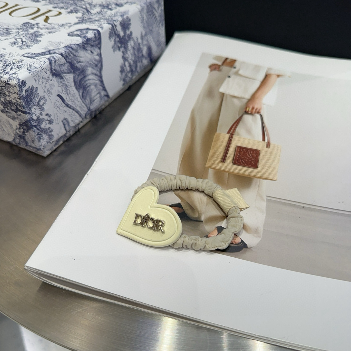 🎁配包装盒（单个）Dior（迪奥）新款CD发圈，简单实用 时尚潮流！小仙女必备…