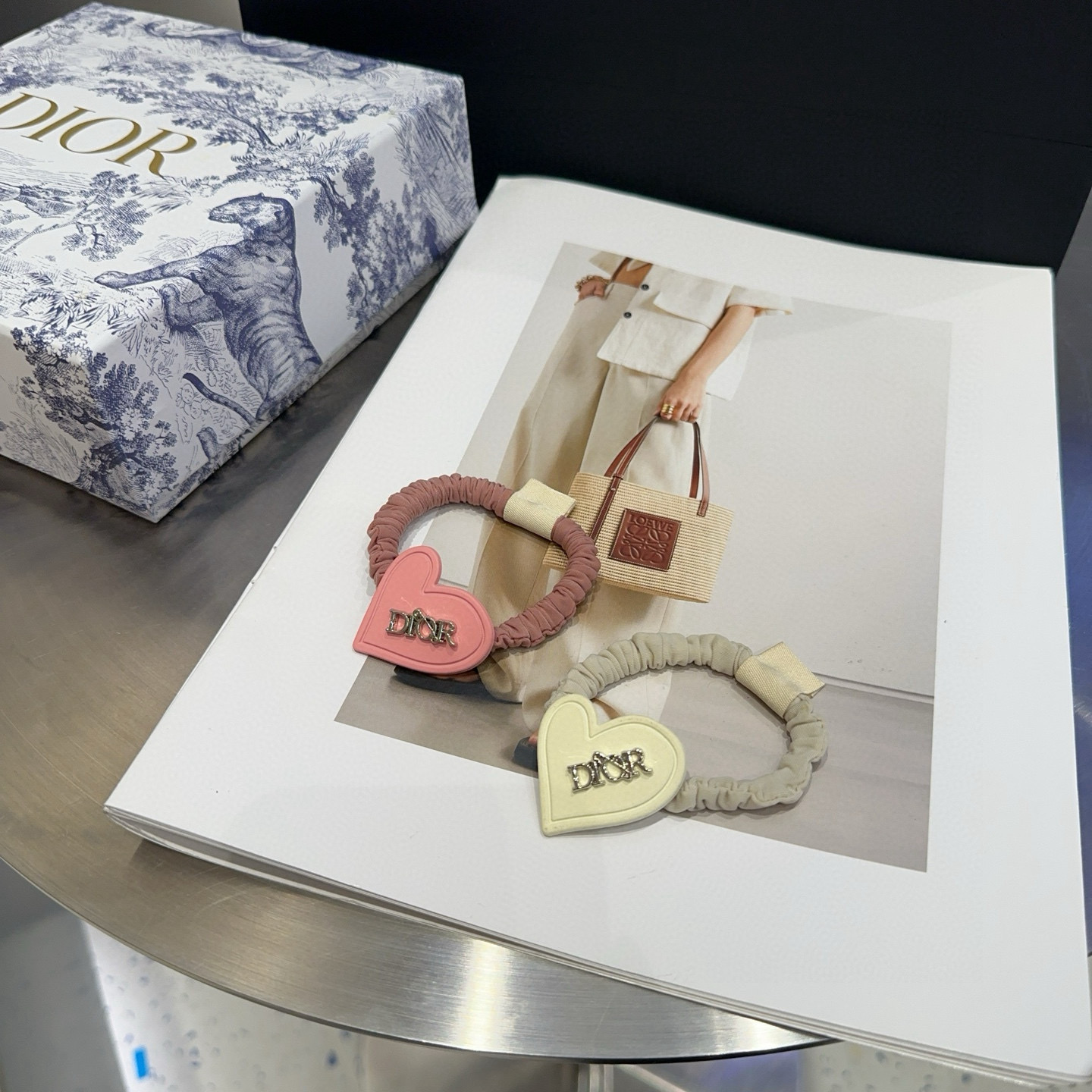 🎁配包装盒（单个）Dior（迪奥）新款CD发圈，简单实用 时尚潮流！小仙女必备…