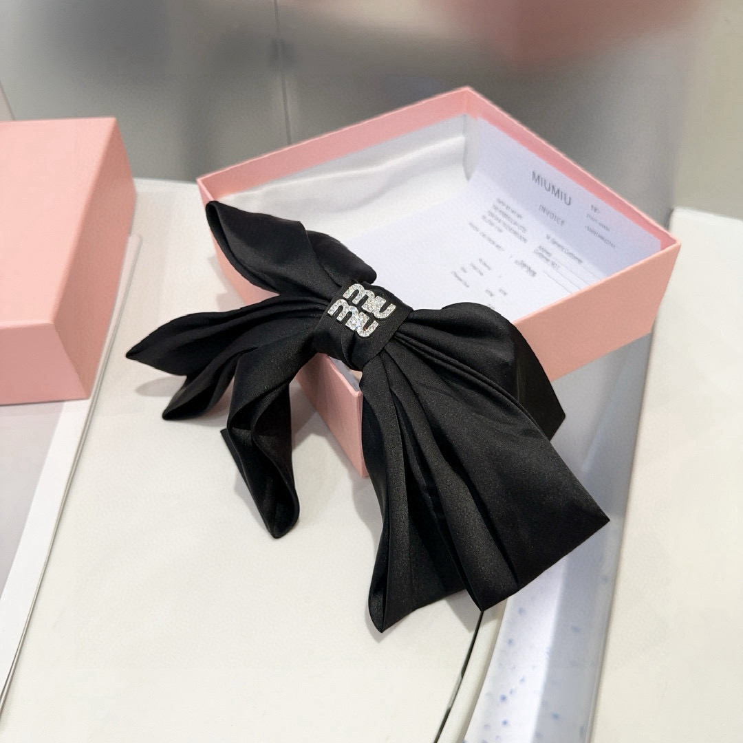 🎁配包装盒miumiu新款弹簧顶夹，简单优雅，名媛范十足，非常值得入手！