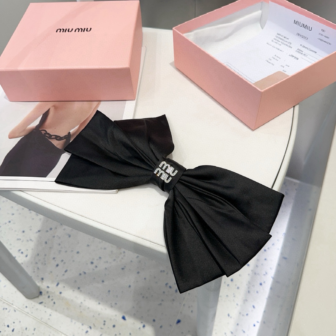 🎁配包装盒miumiu新款弹簧顶夹，简单优雅，名媛范十足，非常值得入手！