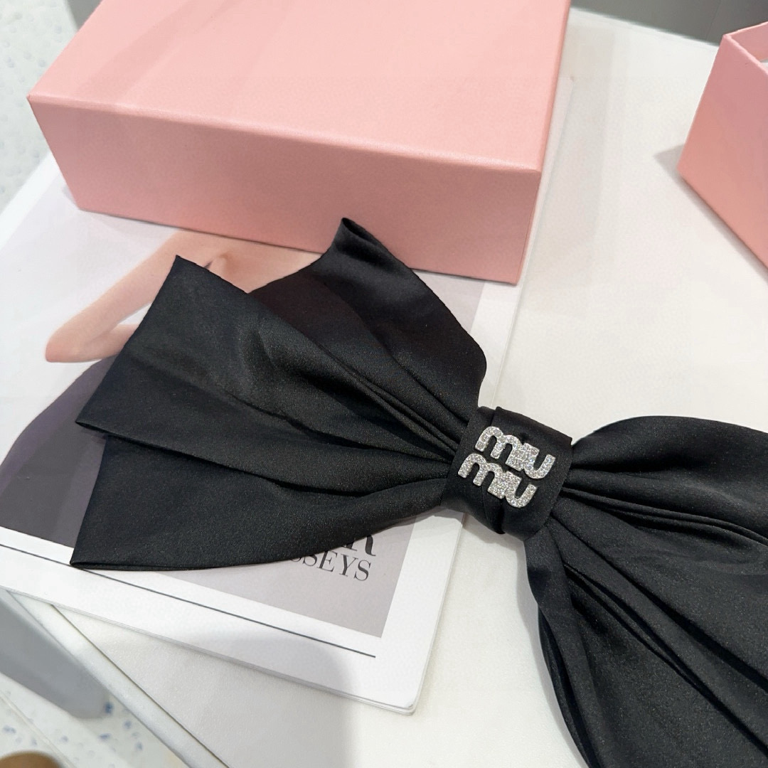 🎁配包装盒miumiu新款弹簧顶夹，简单优雅，名媛范十足，非常值得入手！