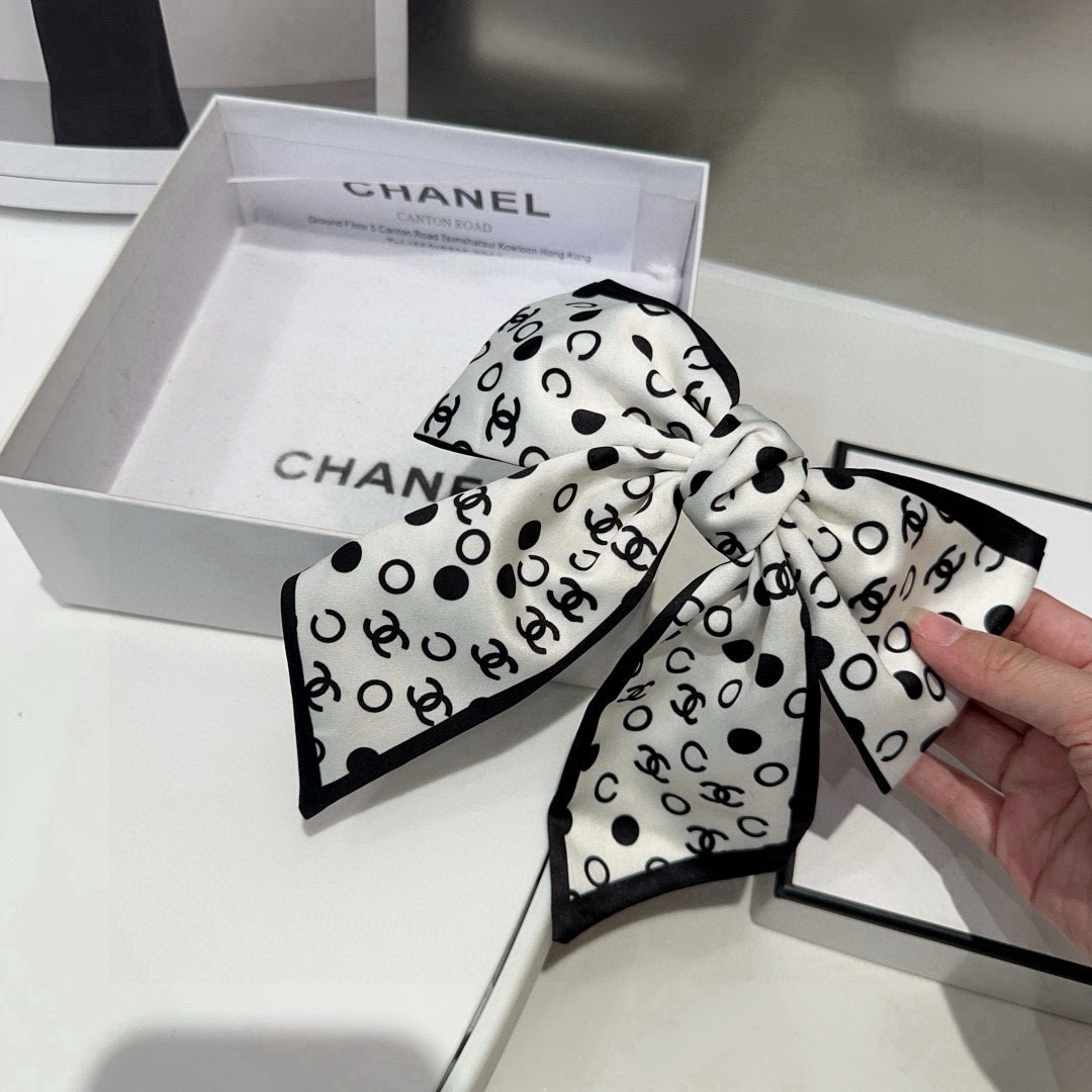 🎁配包装盒Chanel (香奈儿)最新款小香爆款弹簧发夹，超级好看！名媛范儿十足，小仙女必备…