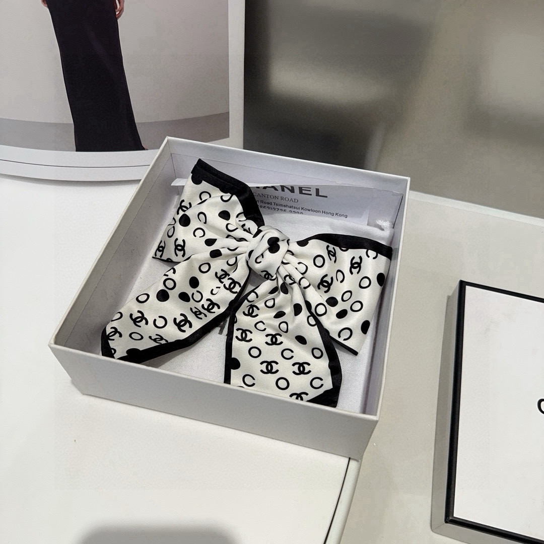 🎁配包装盒Chanel (香奈儿)最新款小香爆款弹簧发夹，超级好看！名媛范儿十足，小仙女必备…