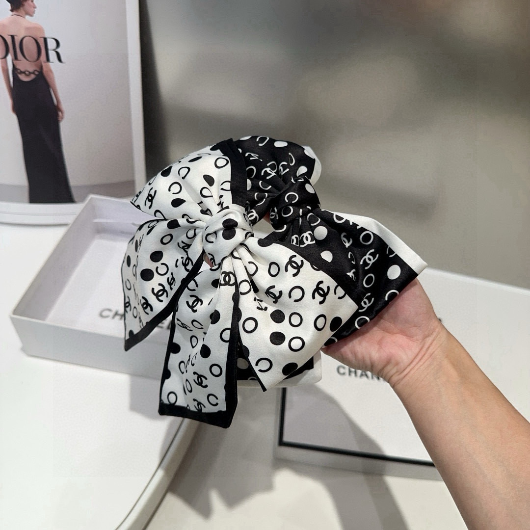 🎁配包装盒Chanel (香奈儿)最新款小香爆款弹簧发夹，超级好看！名媛范儿十足，小仙女必备…