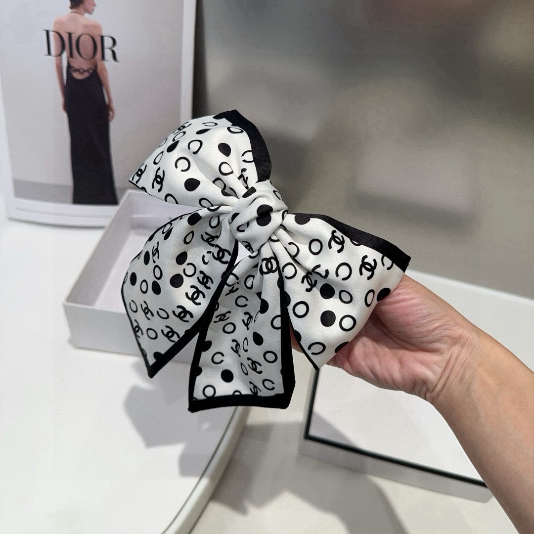 🎁配包装盒Chanel (香奈儿)最新款小香爆款弹簧发夹，超级好看！名媛范儿十足，小仙女必备…