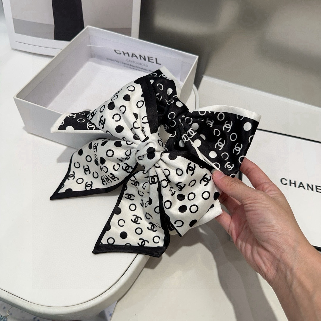 🎁配包装盒Chanel (香奈儿)最新款小香爆款弹簧发夹，超级好看！名媛范儿十足，小仙女必备…