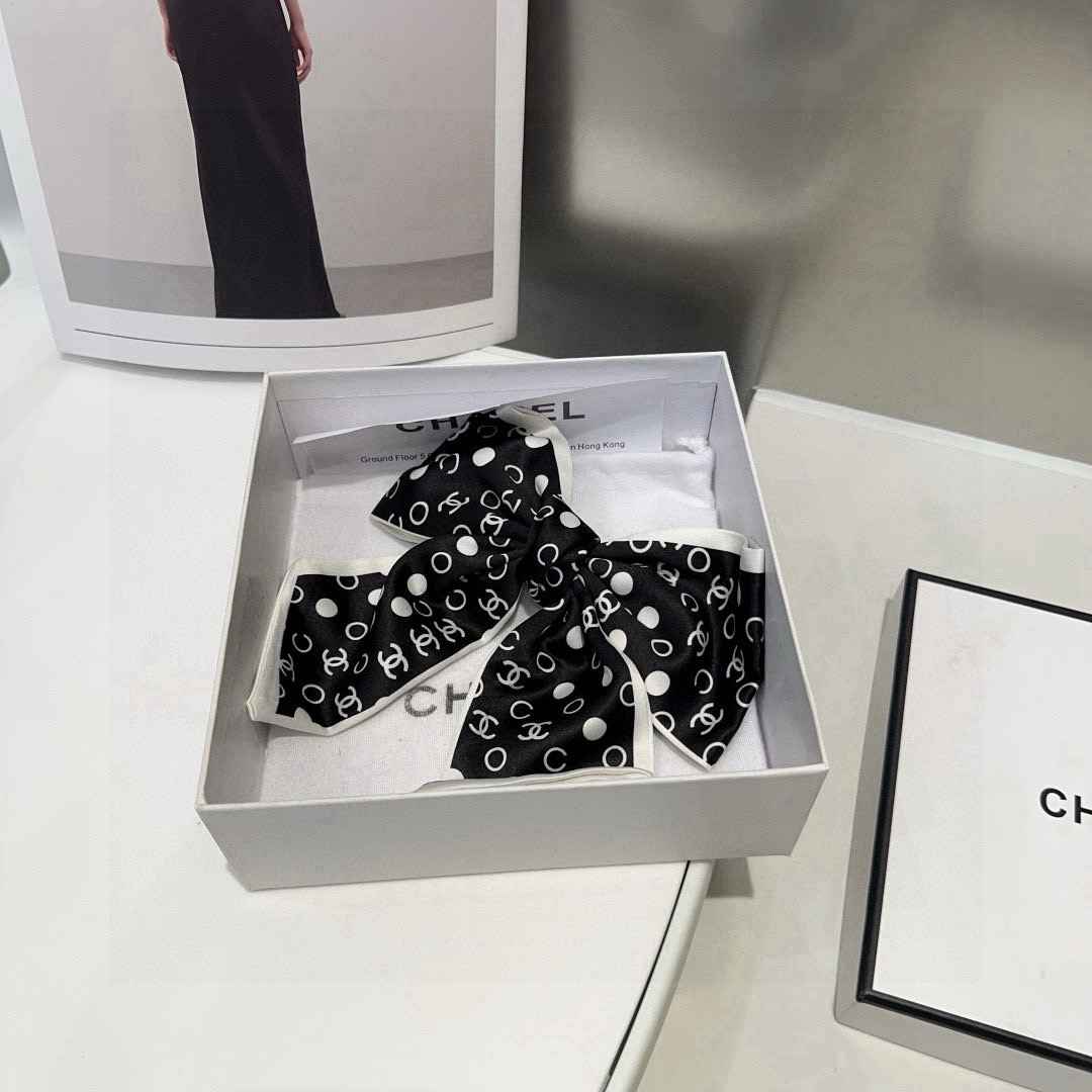 🎁配包装盒Chanel (香奈儿)最新款小香爆款弹簧发夹，超级好看！名媛范儿十足，小仙女必备…