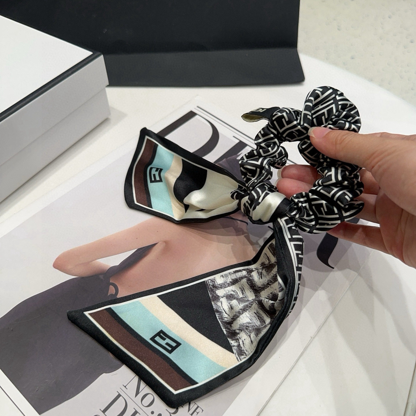 🎁配包装盒 FENDI （芬迪 ）新款F飘带发圈，复古气质美，简约百搭，小姐姐闭眼入…