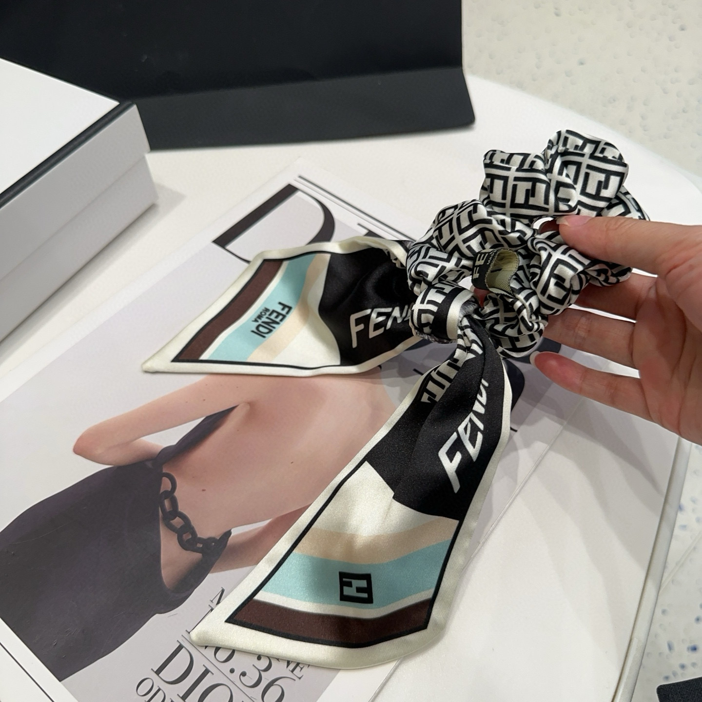 🎁配包装盒 FENDI （芬迪 ）新款F飘带发圈，复古气质美，简约百搭，小姐姐闭眼入…