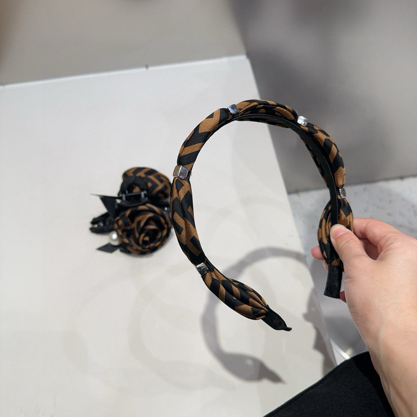 🎁配包装盒 FENDI （芬迪 ）新款F发箍，复古气质美，简约百搭！小姐姐闭眼入…