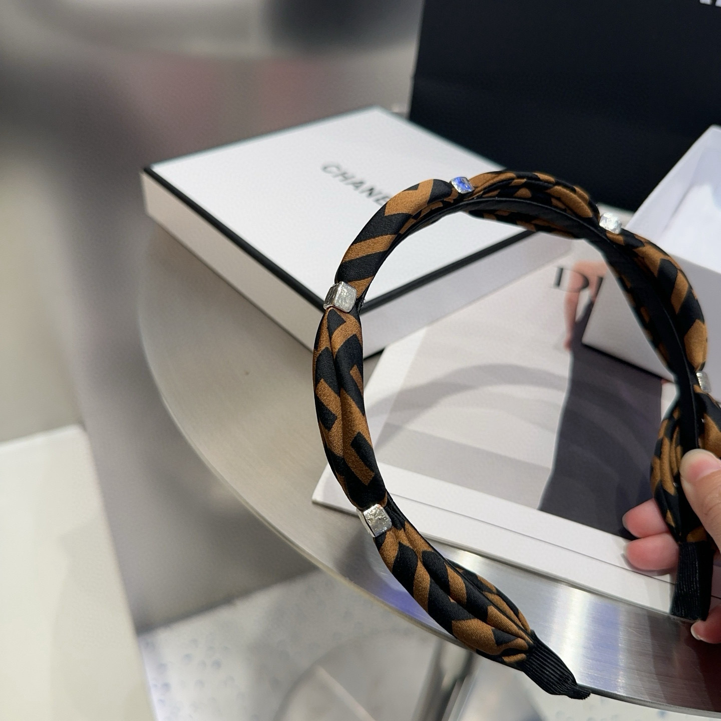 🎁配包装盒 FENDI （芬迪 ）新款F发箍，复古气质美，简约百搭！小姐姐闭眼入…