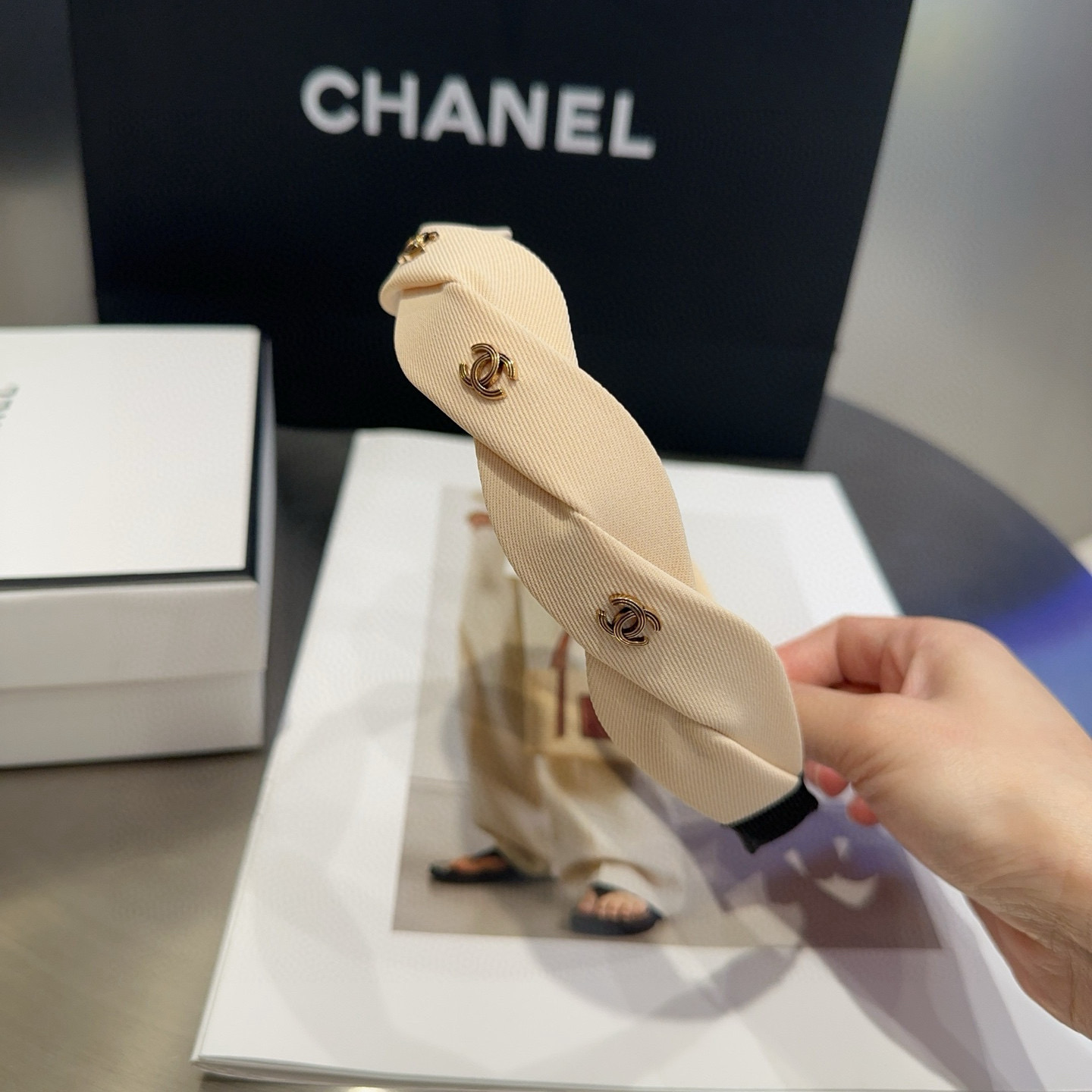 🎁配包装盒Chanel (香奈儿)最新款小香爆款发箍，超级好看！名媛范儿十足，小仙女必备…