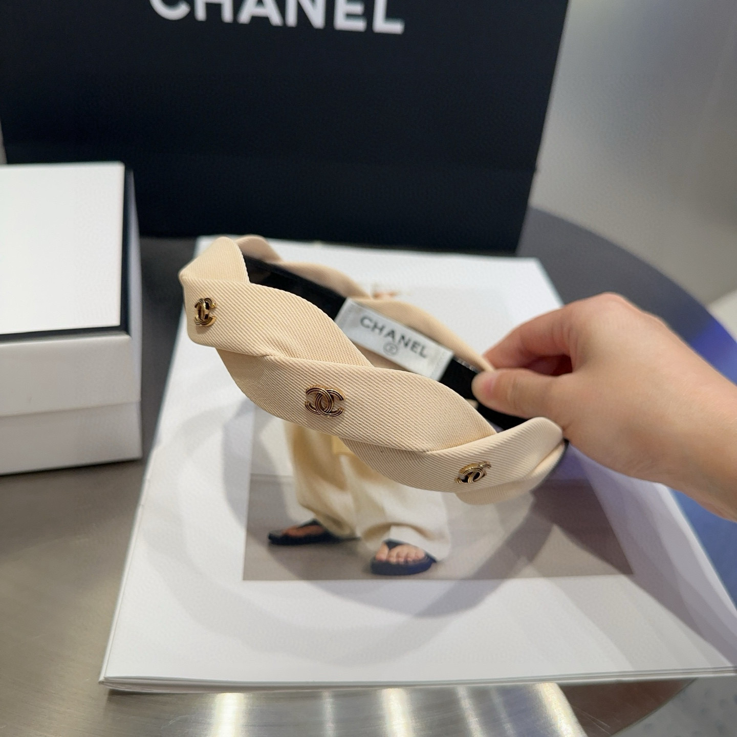 🎁配包装盒Chanel (香奈儿)最新款小香爆款发箍，超级好看！名媛范儿十足，小仙女必备…